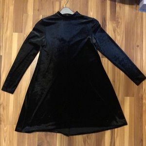 Black long sleeve velvet dress